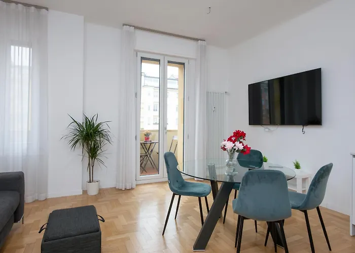 I-host - Bright 1br With Balcony In Lägenhet