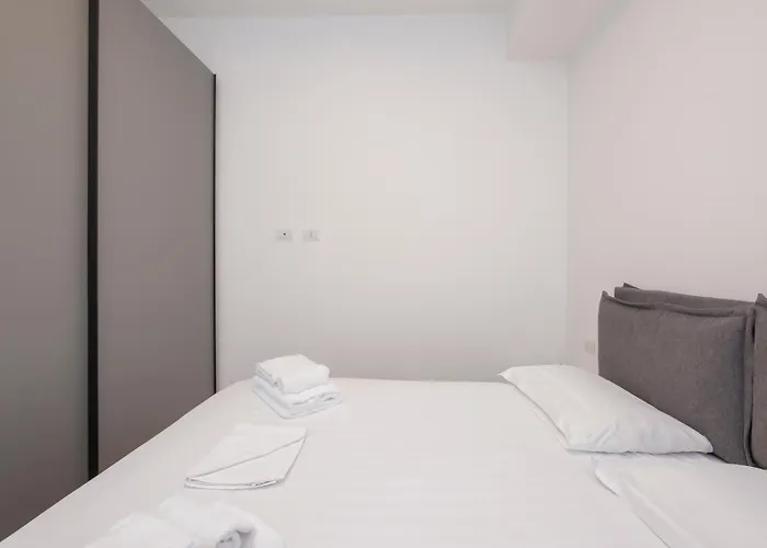 I-host - Bright 1br With Balcony In Lägenhet Milano