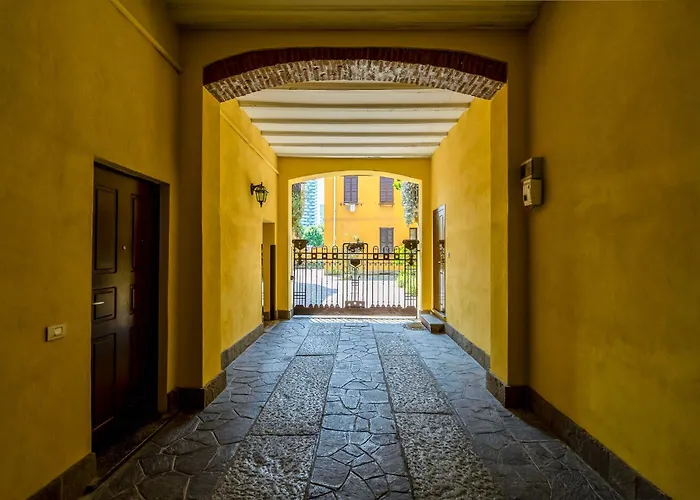 Modern Flat Near Skyline