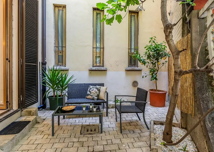Entire With Patio In The Isola Area Apartament