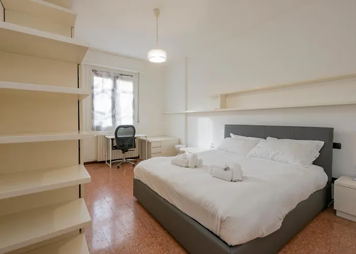 Homelovers Bright And White House Navigli District
