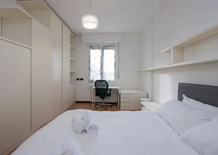 Homelovers Bright And White House Navigli District *