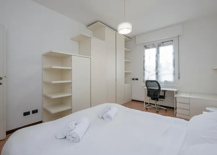 Homelovers Bright And White House Navigli District Apartmán