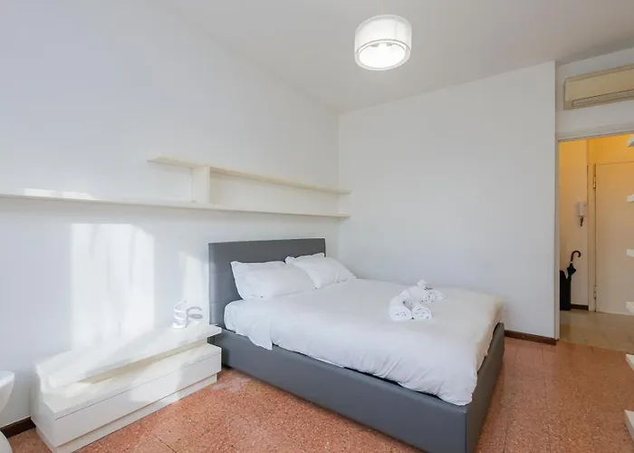Homelovers Bright And White House Navigli District Apartmán