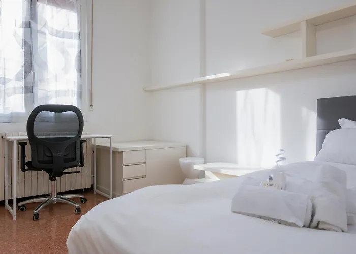 Homelovers Bright And White House Navigli District *