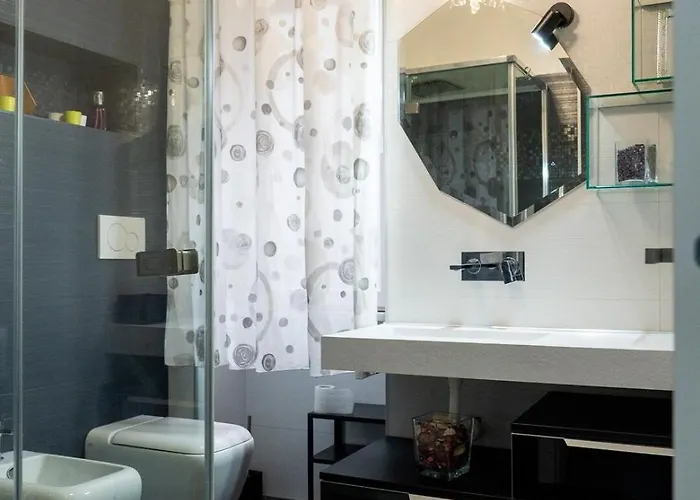 Family 2br With Balcony, Near Metro Apartment Milan
