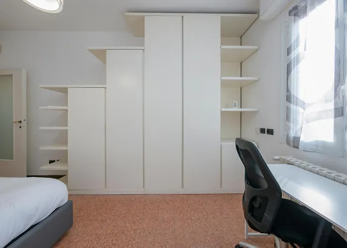 Homelovers Bright And White House Navigli District *