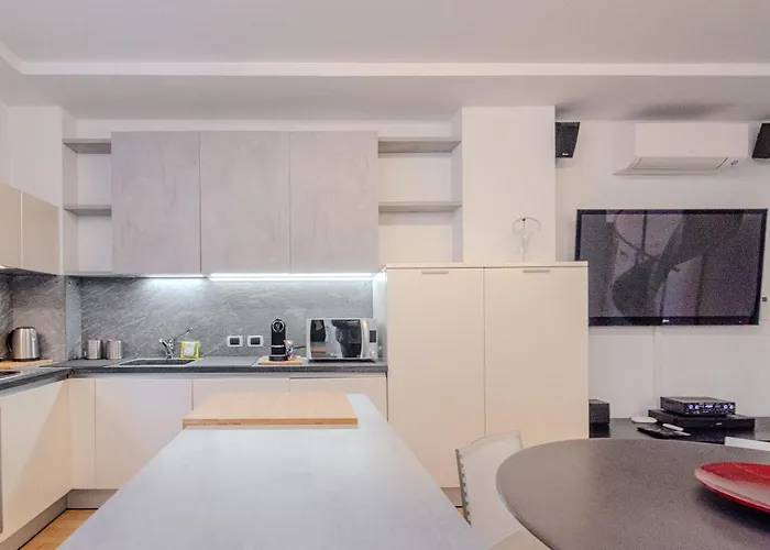 Апартаменты Isola Oasis - Loft With Garden & Free Private Garage *