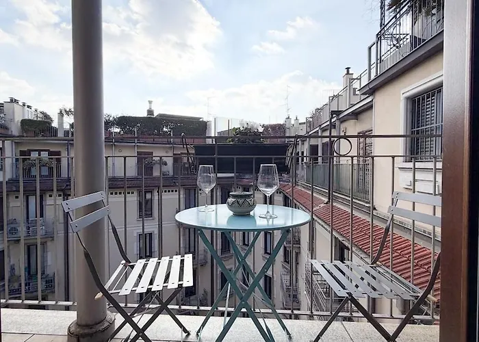 Lägenhet Near Metro Cozy With Terrace & Balcony Milano