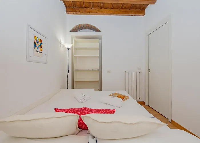 2 Bdr Flat - Direct Tram 15 Min Duomo Apartmán *