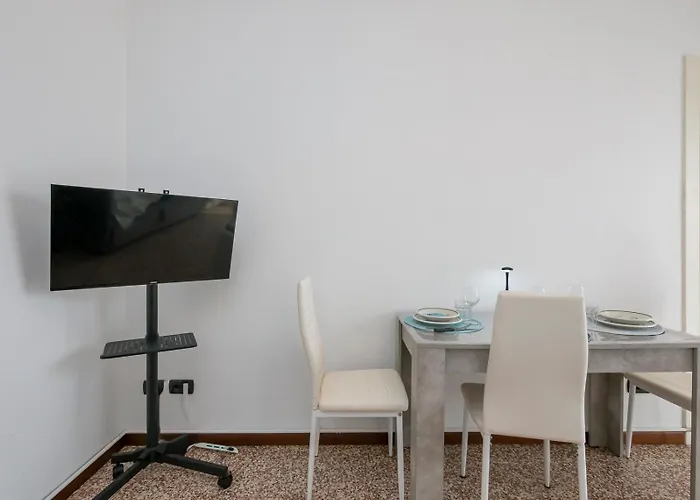 Homelovers Bright And White House Navigli District