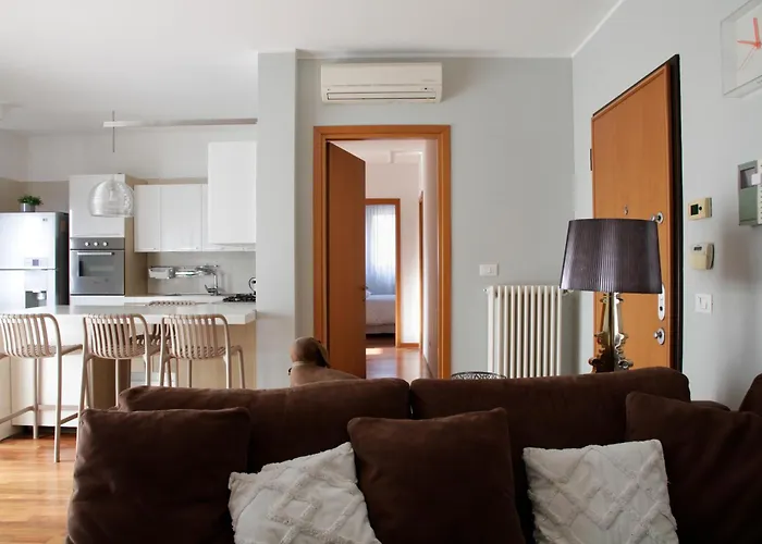 Elegante - 2 Camere, 2 Bagni, Garage E Balcone Appartement