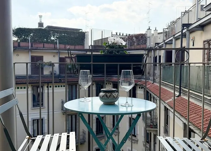 Lägenhet Near Metro Cozy With Terrace & Balcony Milano