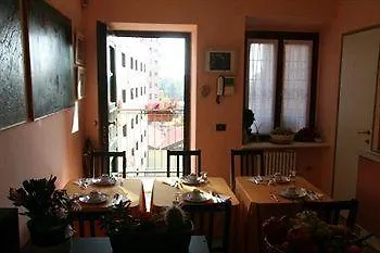 Ripa Del Naviglio Couette-café Milan
