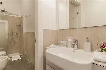 Royal Suites Szálloda *