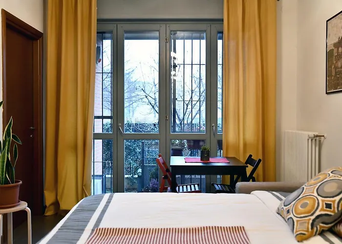 Lägenhet Flat With Private Garden- Direct Metro Connection To Duomo In 15 Min Milano