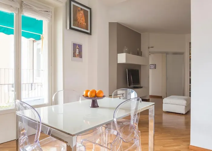 Cosmopolitan Home, 2 Bedrooms, 2 Bth, 5 Guests * Milánó